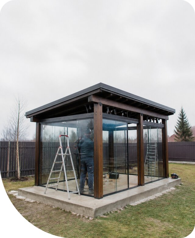 Застекленная беседка на заказ в Москве для дачи и отдыха